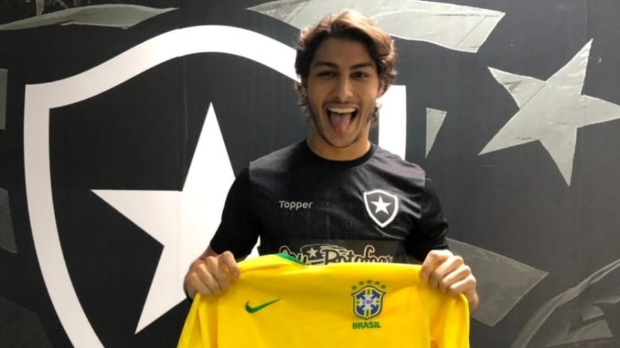 Lateral Marcinho foi convocado e recolocou base do Botafogo na seleção brasileira - Divulgação/BFR