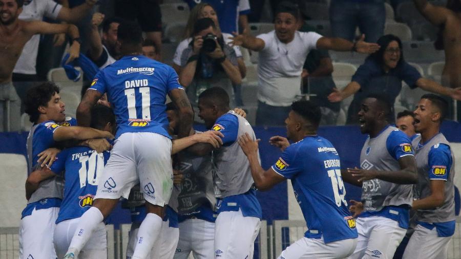 Jogadores do Cruzeiro comemoram gol de Thiago Neves contra o São Paulo - Fernando Moreno/AGIF
