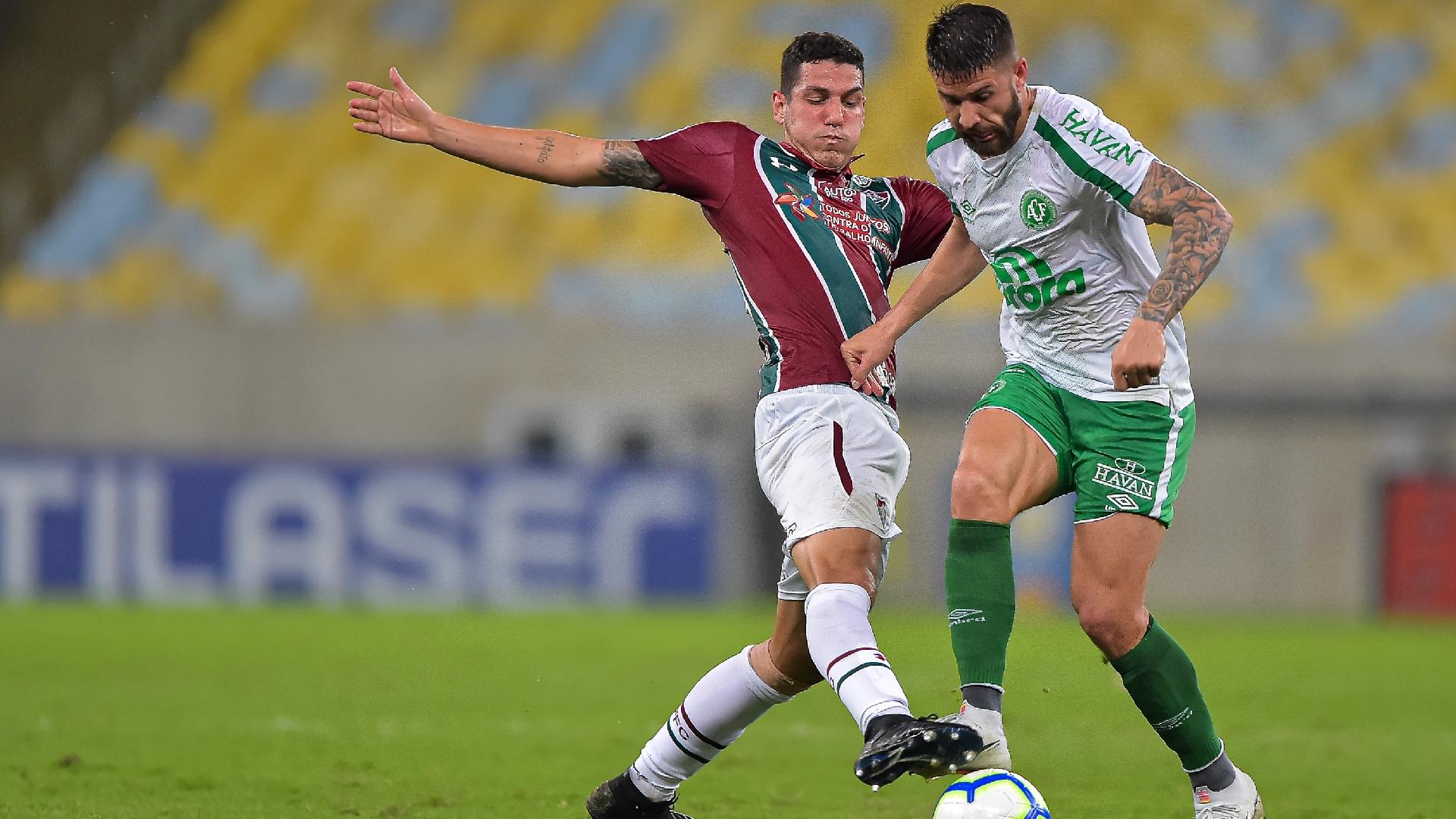 Nino, do Fluminense, disputa lance com Everaldo, do Chapecoense, durante partida pelo campeonato Brasileiro