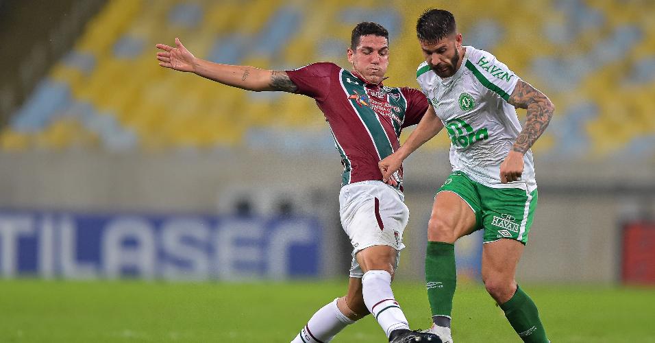 Nino, do Fluminense, disputa lance com Everaldo, do Chapecoense, durante partida pelo campeonato Brasileiro