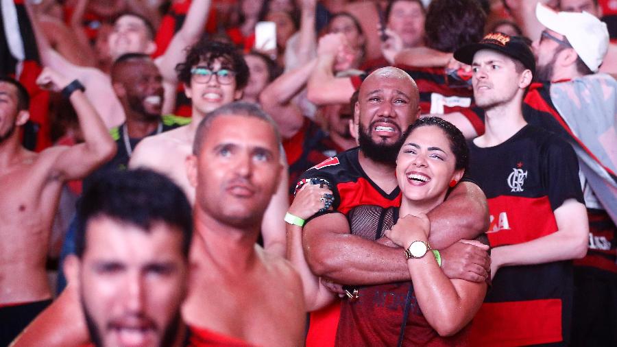Torcedores do Flamengo comemoram, na arquibancada do Maracanã, título da Libertadores conquistado em Lima - Wagner Meier/Getty Images
