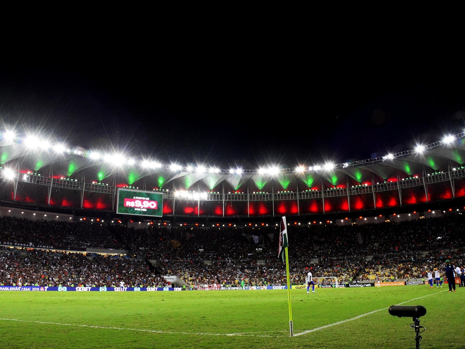 TV Brasil transmite jogo de futebol com Bolsonaro em campo