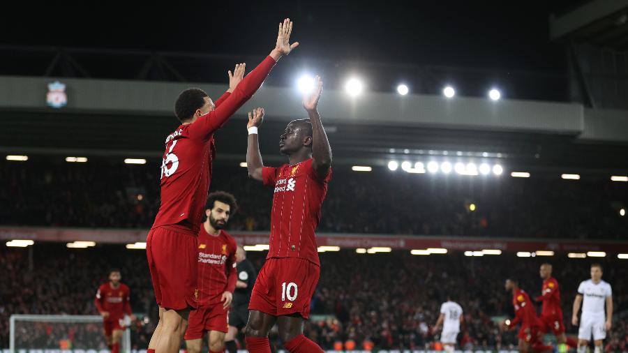 24.fev.2020 - Sadio Mané comemorando o gol marcado em Liverpool x West Ham - Clive Brunskill / Getty Images