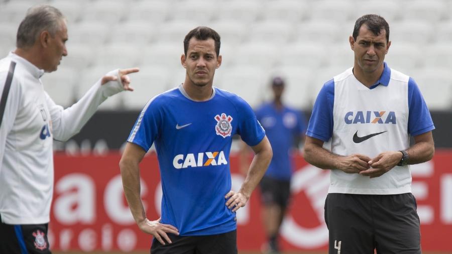 Rodriguinho conversa com Tite e Fábio Carille em treinamento do Corinthians - Daniel Augusto Jr/Agência Corinthians