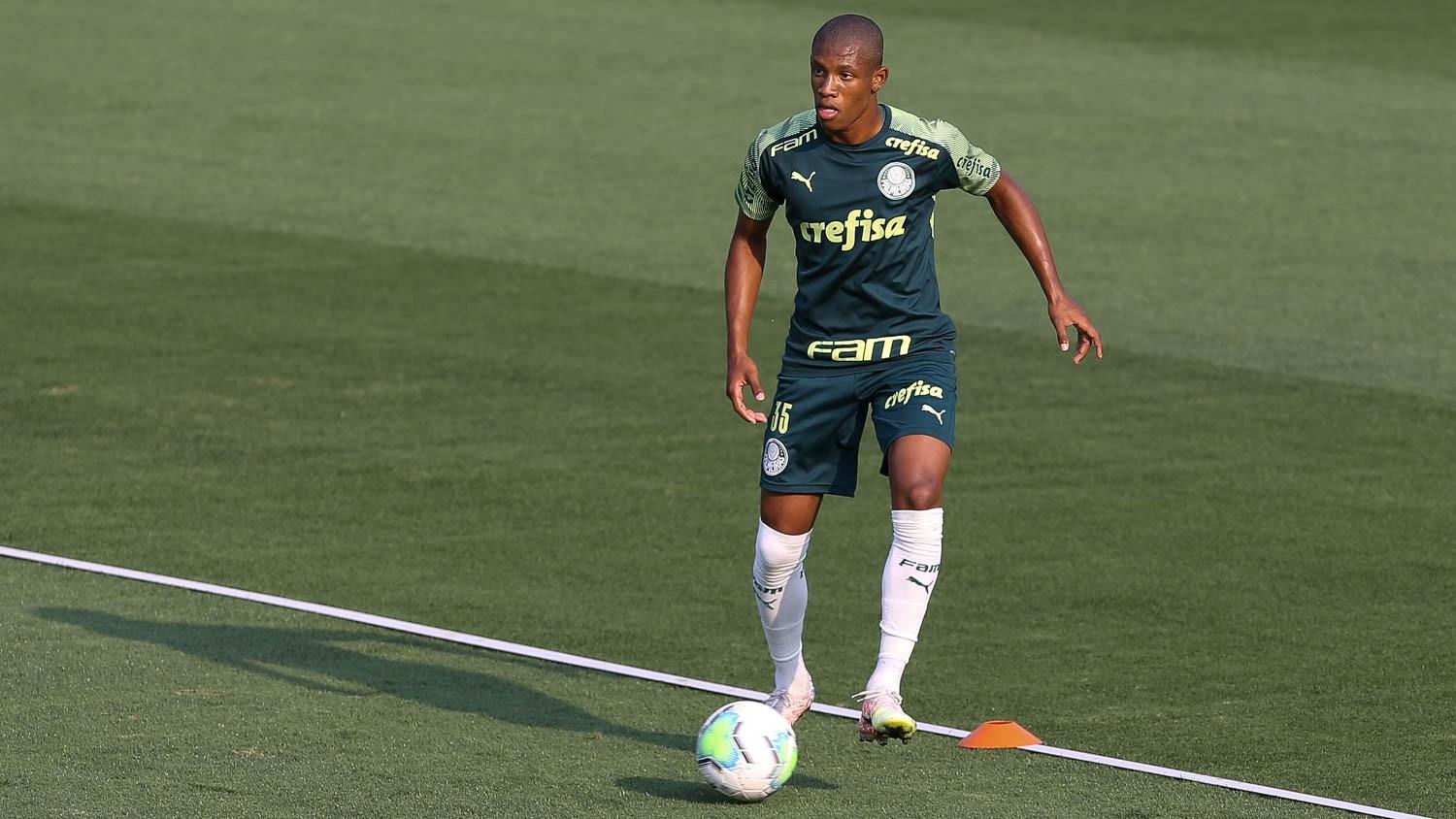 Carinho da torcida, nova realidade e família na pele: Danilo fala sobre bom momento no Palmeiras