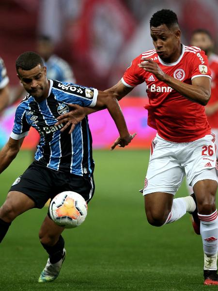 Alisson e Matheus Jussa disputam a bola durante Gre-Nal pela Libertadores - Alexandre Schneider/Getty Images
