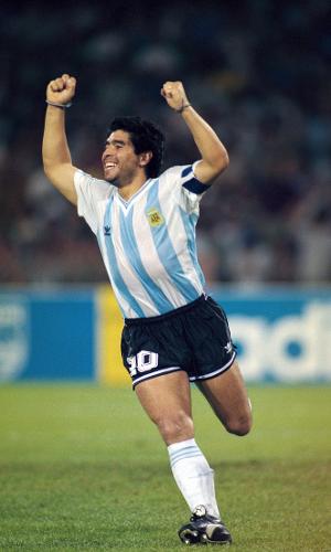 Diego Maradona comemora gol contra a Rússia na Copa do Mundo de 1990 