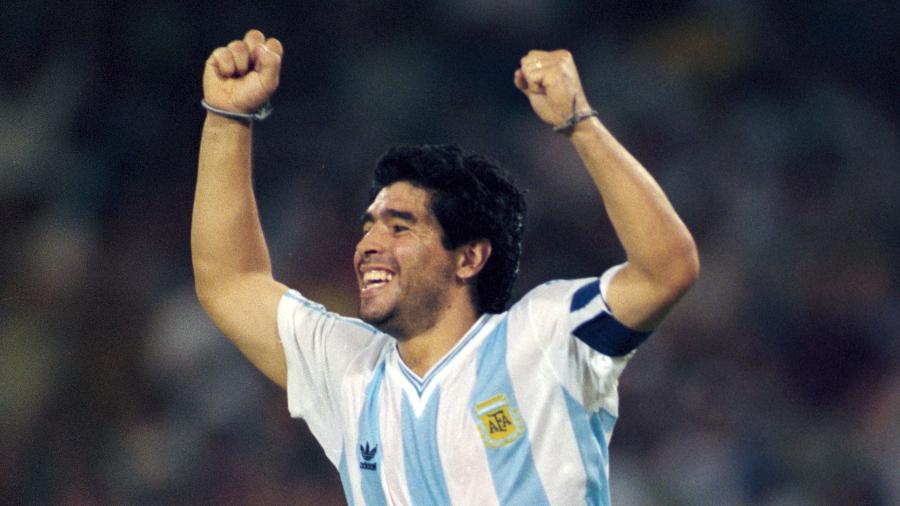 Diego Maradona comemora gol contra a Rússia na Copa do Mundo de 1990  - Getty Images/Hulton Archive