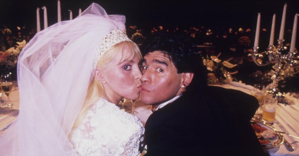 Diego Maradona beija Claudia Villafañe durante seu casamento em Buenos Aires, em 7 de novembro de 1989