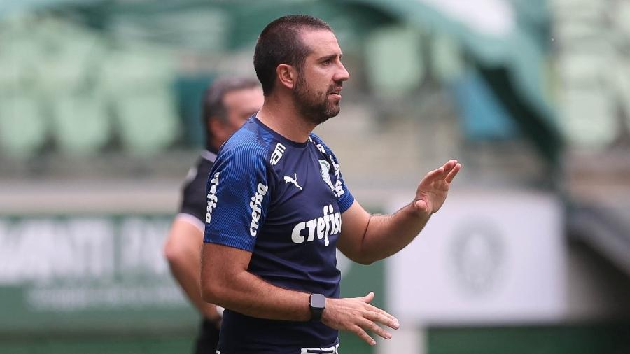 Auxiliar João Martins passa as orientações ao time do Palmeiras - Cesar Greco