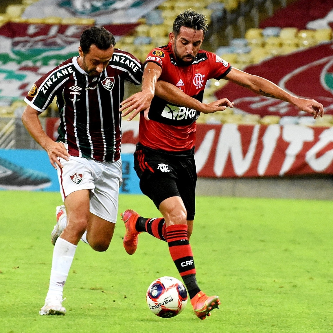 Fluminense e Flamengo jogam no Maracanã pelo título do Carioca