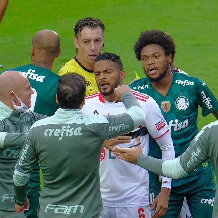 Reinaldo e Abel Ferreira conversam durante duelo entre São Paulo e Palmeiras, pela final do Paulista, no Morumbi - Marcello Zambrana/AGIF
