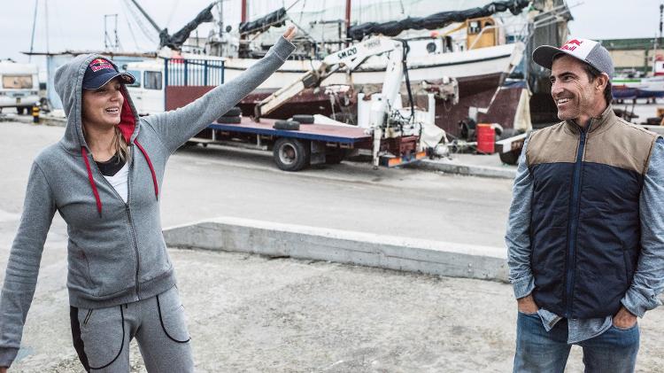 Maya Gabeira e Carlos Burle em Nazaré em 2015 - Kirstin Scholtz/World Surf League via Getty Images - Kirstin Scholtz/World Surf League via Getty Images