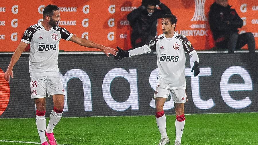 Thiago Maia cumprimenta Michael após gol marcado na partida entre Flamengo e Defensa y Justicia, pelas oitavas da Libertadores 2021. - FotoBaires/AGIF