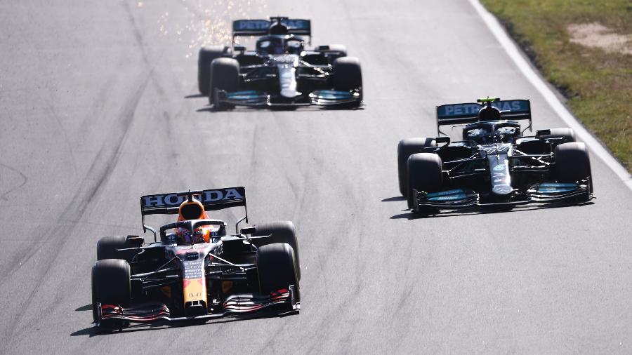 Atual líder do campeonato, Max Verstappen (à esquerda), da Red Bull, foi o vencedor da última edição da prova em Zandvoort - Lars Baron/Getty Images