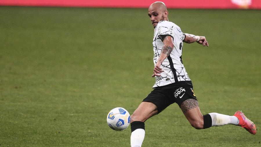 Fábio Santos prepara finalização em partida entre Corinthians e Juventude - Ettore Chiereguini/AGIF