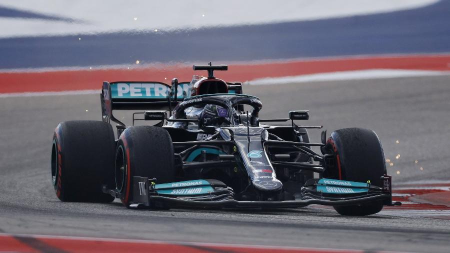 Lewis Hamilton em ação no treino classificatório para o Grande Prêmio dos Estados Unidos de Fórmula 1 - Brian Snyder/Reuters