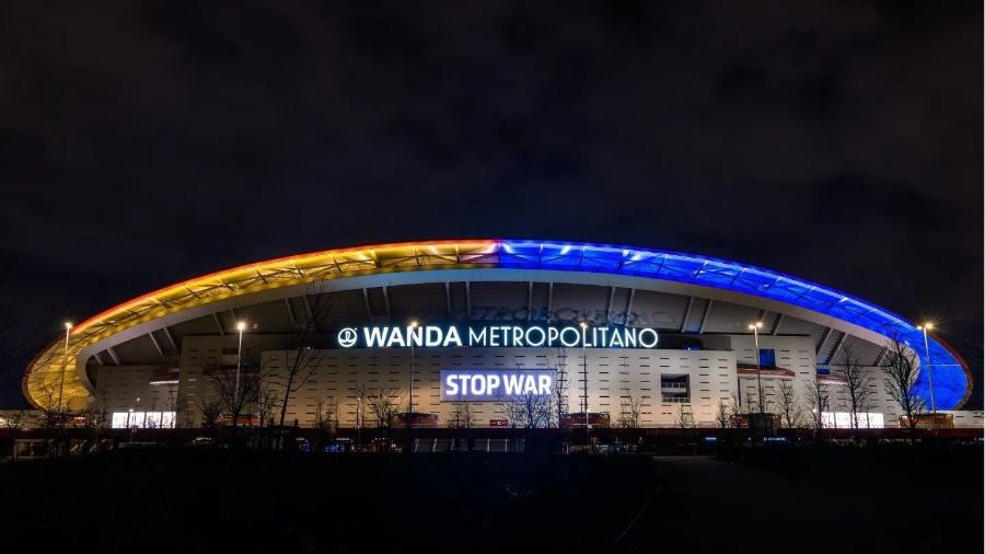 Estádio Wanda Metropolitano, do Atlético de Madrid pedindo o fim da guerra entre Rússia e Ucrânia - Reprodução Web : // Twitter Atleti