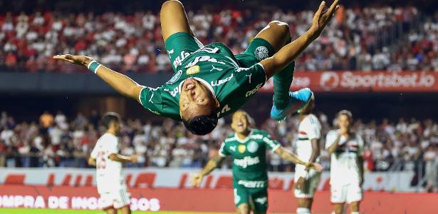 Rony e sua tradicional pirueta ao comemorar gol do Palmeiras sobre o São Paulo, no Morumbi