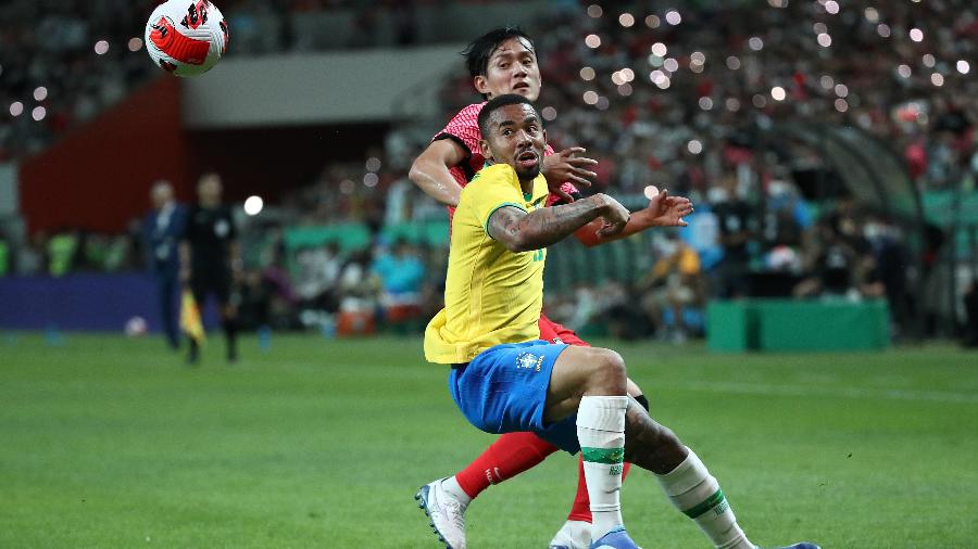 Gabriel Jesus desafia a marcação de Chul Hong durante Coreia do Sul x Brasil - Chung Sung-Jun/Getty Images