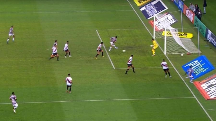 Germán Cano, atacante do Fluminense, perdeu gol já dentro da pequena área durante jogo contra o Atlético-GO - Reprodução/Premiere