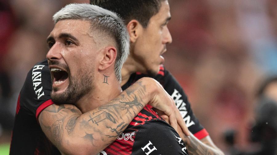 Abraçado por Pedro, Arrascaeta comemora gol marcado para o Flamengo na partida contra o Atlético-MG - Jorge Rodrigues/AGIF