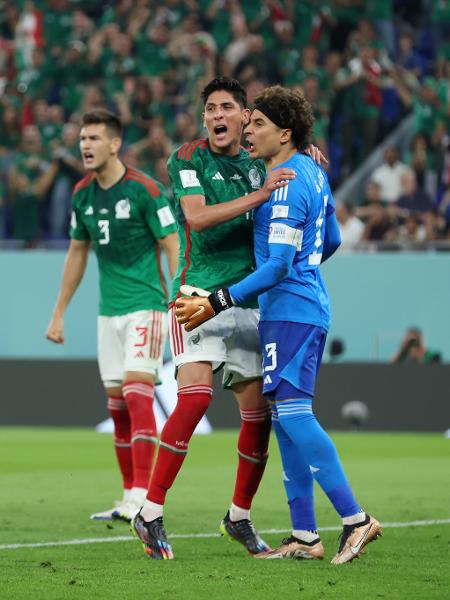 Guillermo Ochoa comemora com jogadores do México o pênalti defendido de Lewandowski  - Alex Grimm/Getty Images