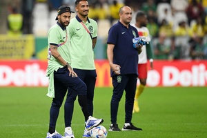 Neymar e Danilo à beira do gramado do estádio Lusail, antes do confronto entre Camarões e Brasil - Matthias Hangst/Getty Images