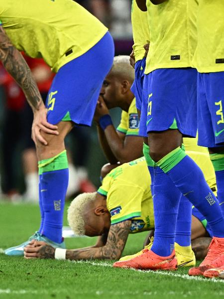Jogadores da seleção brasileira lamentam após eliminação do Brasil nas quartas de final da Copa do Mundo do Qatar - Jewel Samad/AFP