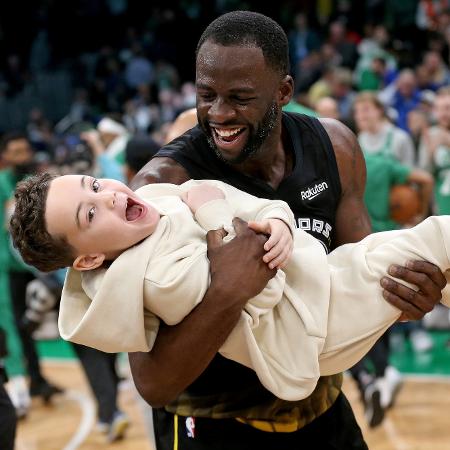 Draymond Green brinca com "Deuce", filho de Jayson Tatum. - MediaNews Group/Boston Herald vi/MediaNews Group via Getty Images