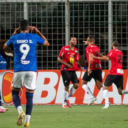 Jogadores do Pouso Alegre comemoram gol sobre o Cruzeiro, pelo Campeonato Mineiro de 2023 - Fernando Moreno/AGIF