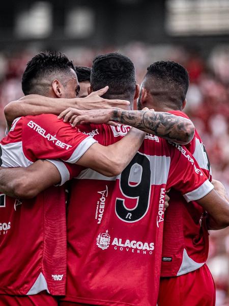 Jogadores do CRB comemoram gol contra o Coruripe - Francisco Cedrim/CRB