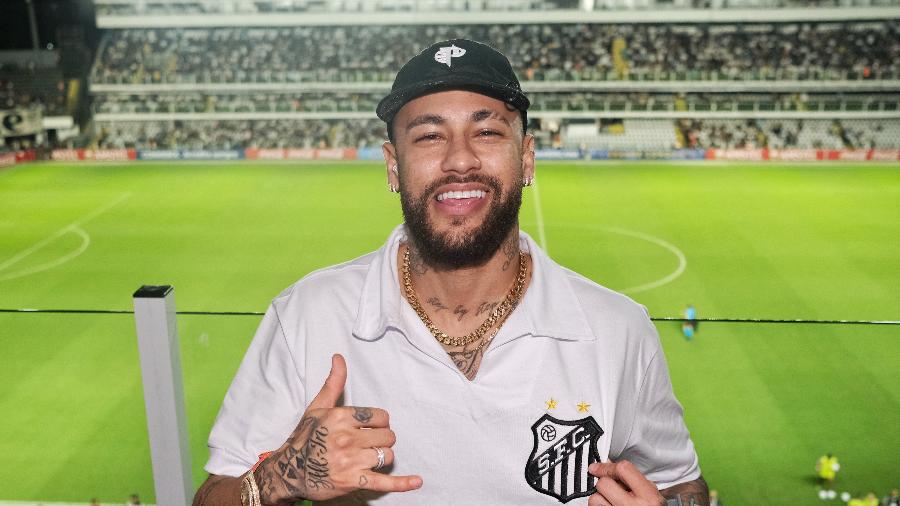 Neymar, ex-jogador do Santos, esteve na Vila Belmiro para a partida contra o Audax Italiano, pela Sul-Americana