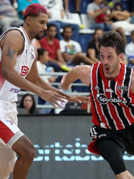 Elinho, do São Paulo, e Edu Marília, do Franca, no jogo 1 da final do NBB. - Célio Messias/Saopaulofc.net