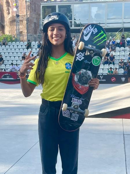 Rayssa Leal com camisa do Brasil antes de etapa da WST - Divulgação/Rayssa Leal