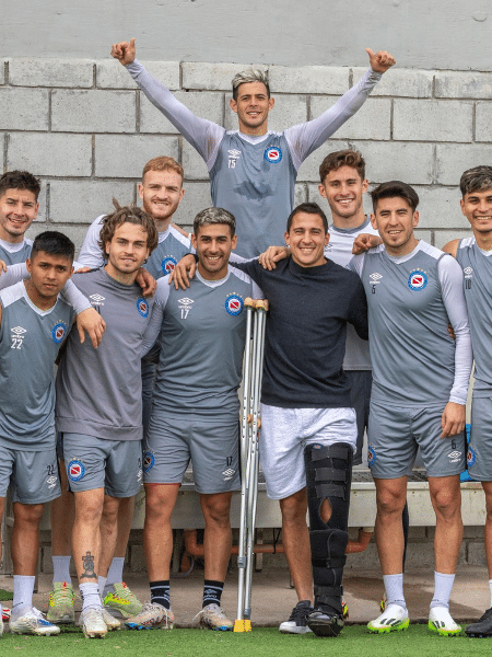 Luciano Sánchez, de preto, ao lado dos jogadores do Argentinos Juniors