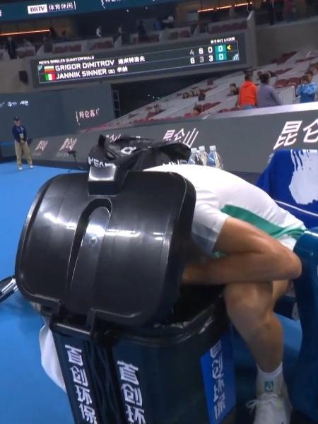 Tenista Jannik Sinner vomita durante partida do ATP de Pequim, na China