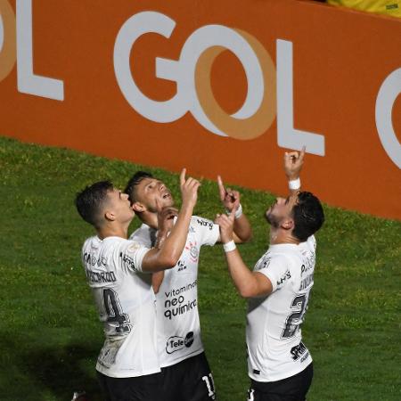 Moscardo, Romero e Giuliano celebram gol do Corinthians contra o Vasco no Campeonato Brasileiro