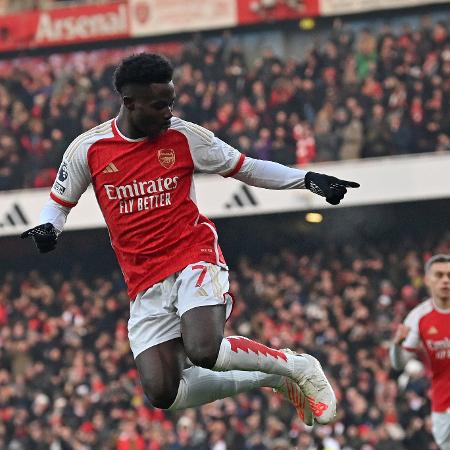 Bukayo Saka comemora gol do Arsenal sobre o Wolverhampton