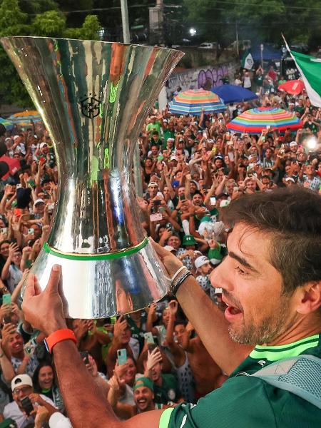 Abel Ferreira mostra a taça para a torcida no trio elétrico durante comemoração pelo título do Palmeiras