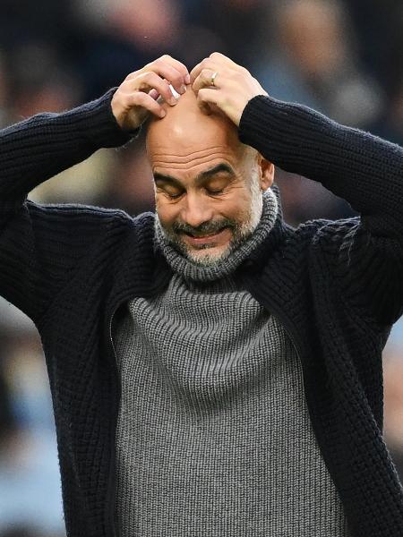 Pep Guardiola lamenta durante o empate do Manchester City, em casa, com o Crystal Palace