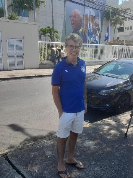 Ator Paulo Betti no velório de Zagallo com a camisa do São Bento