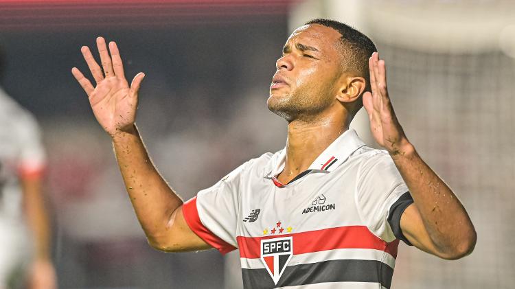 Juan, do São Paulo, celebra gol sobre o Água Santa em jogo do Campeonato Paulista