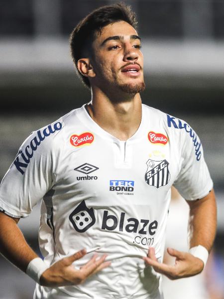 Pedrinho, do Santos, celebra gol marcado sobre o Paysandu em jogo da Série B