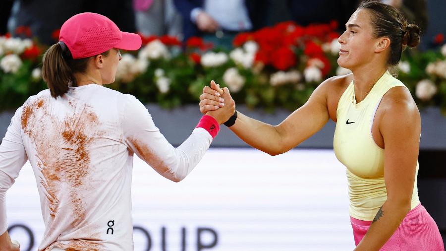 Iga Swiatek (esq.) e Aryna Sabalenka na final do WTA 1000 de Madri, na Espanha, em 2024