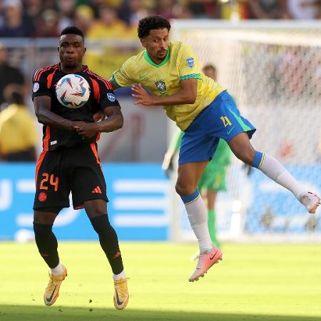 Marquinhos tenta desarmar Córdoba em Brasil x Colômbia, jogo da Copa América