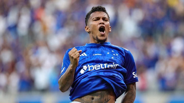 Gabriel Verón, do Cruzeiro, celebra gol marcado sobre o Corinthians em duelo do Campeonato Brasileiro