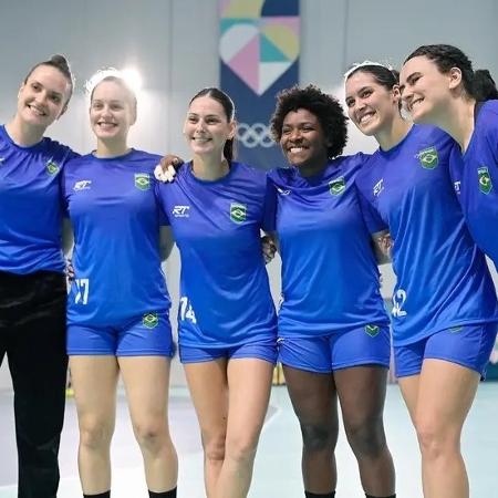 Atletas da seleção brasileira de handebol em Paris