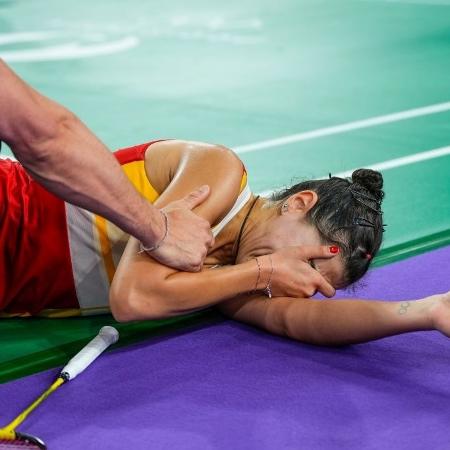 A espanhola Carolina Marin chorou após se lesionar na semifinal do badminton nas Olimpíadas de Paris