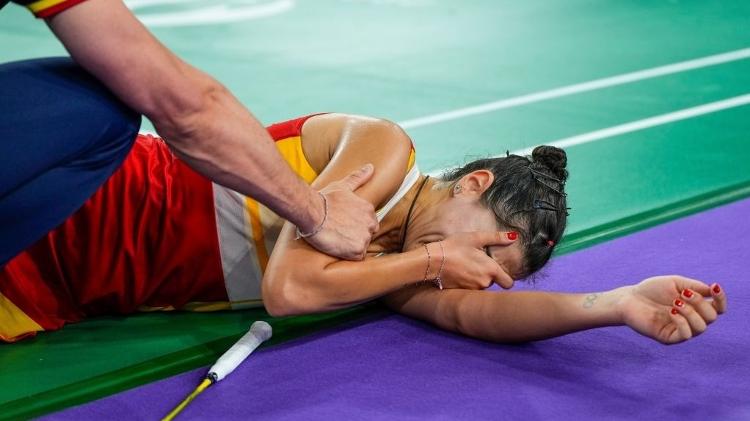 Espanhola Carolina Marin sofreu grave lesão durante as Olimpíadas e foi homenageada pela adversária chinesa no pódio